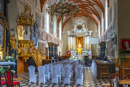 Barokowa ambona oraz ołtarz główny we wnętrzu piotrkowskiej bazyliki św. Jakuba Apostoła.