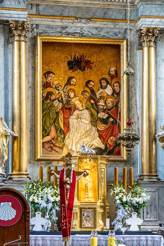 Obraz Zaśnięcia NMP w nastawie ołtarza głównego fary w Piotrkowie Trybunalskim.