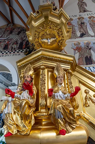 Detal złoconych figur biskupów zdobiących ambonę kościoła św. Jakuba Apostoła.
