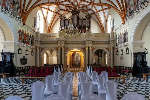 Prospekt organowy na emporze muzycznej widziany z nawy głównej piotrkowskiej bazyliki mniejszej.