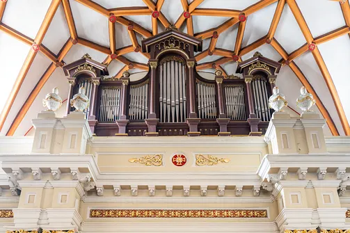 Drewniana szafa organowa z prospektem na klasycystycznym chórze muzycznym świątyni św. Jakuba.