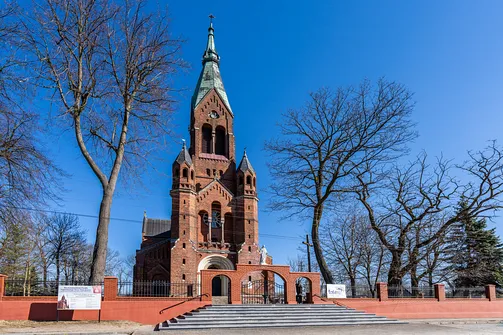 Kościół Najświętszego Serca Pana Jezusa w Parznie - widok od strony południowo-zachodniej