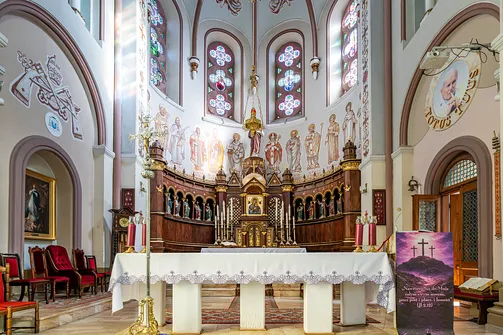 Prezbiterium kościoła w Parznie
