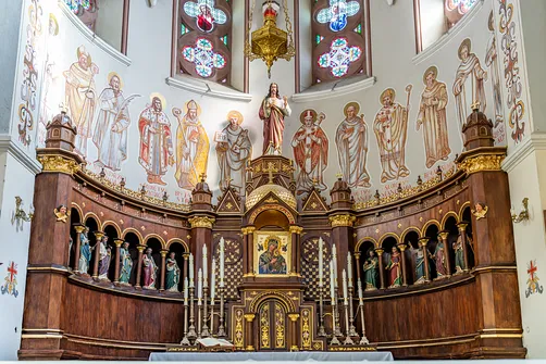 Ołtarz główny pw. Serca Jezusowego z początku XX wieku w kościele w Parznie