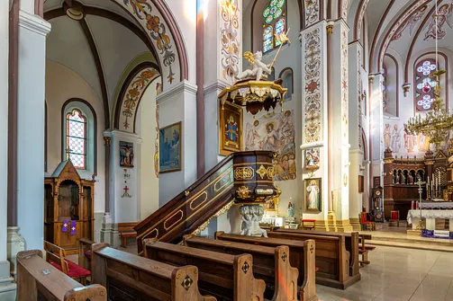 Rokokowa ambona w kościele w Parznie z połowy XVIII wieku.