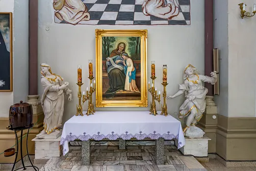 Boczny ołtarz św. Anny z obrazem z 1915 roku oraz figurami świętych kobiet z drugiej połowy XVIII wieku