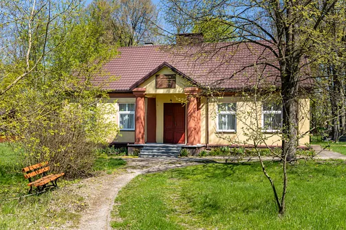 Murowany, parterowy budynek Muzeum Modlitewnika Polskiego w Parznie.