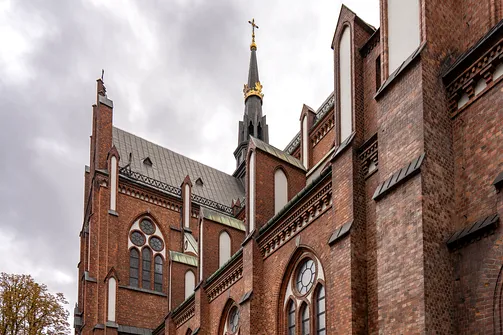 Detale architektoniczne neogotyckiego transeptu i wieżyczki bazyliki katedralnej św. Michała i św. Floriana w Warszawie.