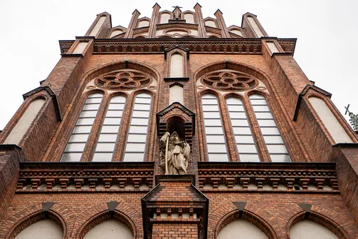 Rzeźba w niszy ceglanej elewacji bazyliki katedralnej św. Michała i św. Floriana w Warszawie.