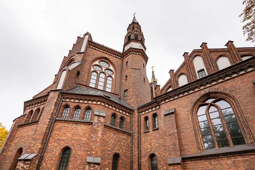 Rozbudowana, neogotycka architektura absydy bazyliki katedralnej św. Michała i św. Floriana w Warszawie.