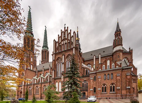 Widok na elewację boczną bazyliki katedralnej św. Michała i św. Floriana w Warszawie od strony ogrodu.