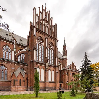 Ozdobny szczyt transeptu oraz przypory bazyliki katedralnej św. Michała i św. Floriana w Warszawie.