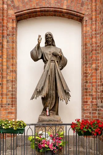 Figura Jezusa Miłosiernego w przyściennej niszy bazyliki katedralnej św. Michała i św. Floriana w Warszawie.