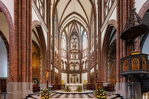 Ołtarz główny bazyliki katedralnej św. Michała i św. Floriana w Warszawie w otoczeniu filarów.