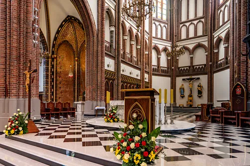 Wnętrze bazyliki katedralnej św. Michała i św. Floriana w Warszawie z widokiem na ołtarz boczny.