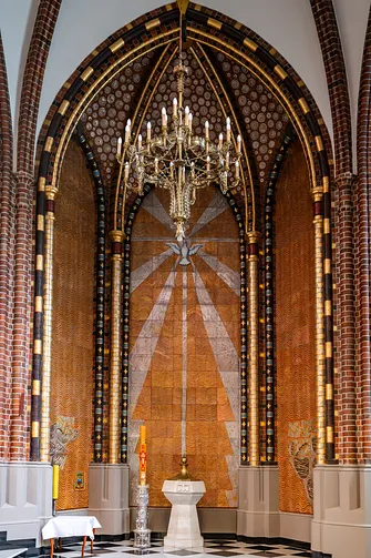 Baptysterium bazyliki katedralnej św. Michała i św. Floriana w Warszawie z mozaiką przedstawiającą Ducha Świętego.