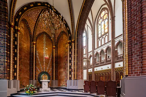 Bogato zdobiona kaplica boczna w bazylice katedralnej św. Michała i św. Floriana w Warszawie.