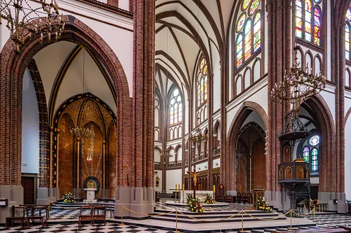 Monumentalna przestrzeń ołtarza głównego bazyliki katedralnej św. Michała i św. Floriana w Warszawie.