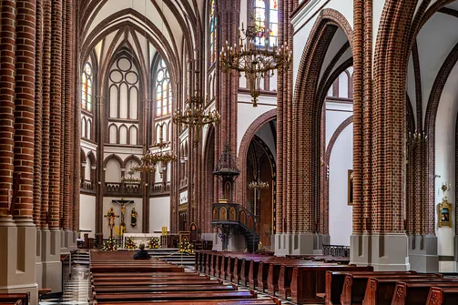 Nawa główna bazyliki katedralnej św. Michała i św. Floriana w Warszawie z widokiem na prezbiterium.