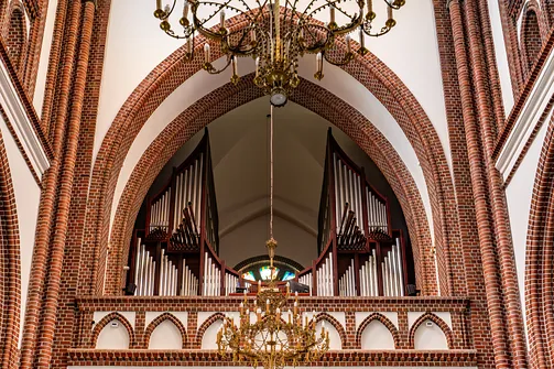 Monumentalne organy na emporze bazyliki katedralnej św. Michała i św. Floriana w Warszawie.