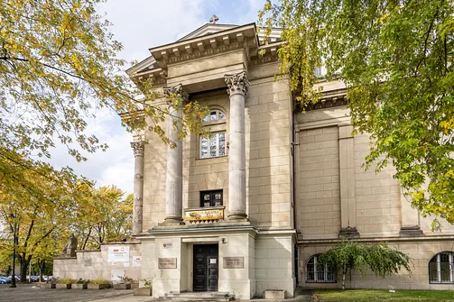Boczne wejście do Bazyliki Najświętszego Serca Jezusowego w Warszawie, ujęcie architektoniczne.
