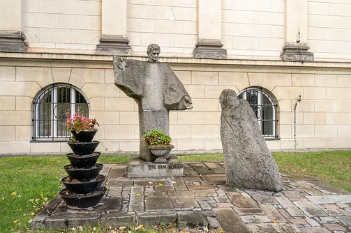 Pomnik św. Jana Bosko na terenie Bazyliki Serca Jezusowego w Warszawie.