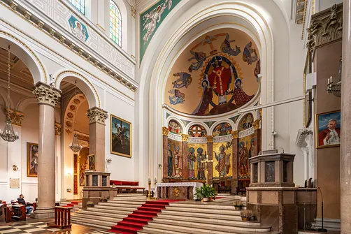 Ołtarz główny Bazyliki Serca Jezusowego w Warszawie – widok boczny i schody prezbiterium.