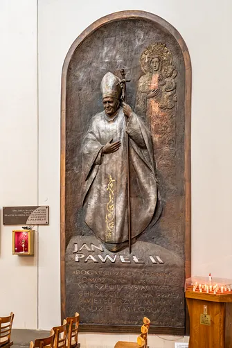 Relief Jana Pawła II w Bazylice Serca Jezusowego w Warszawie – upamiętnienie papieskie.