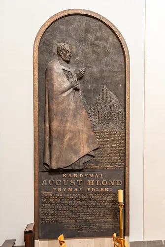 Tablica pamiątkowa kardynała Augusta Hlonda w Bazylice Serca Jezusowego w Warszawie.