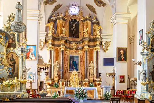 Imponujący, złocony ołtarz główny w prezbiterium bazyliki Nawiedzenia NMP w Sejnach.