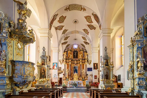 Wnętrze świątyni w Sejnach z widokiem na rokokową ambonę oraz iluzjonistyczne polichromie na sklepieniu.