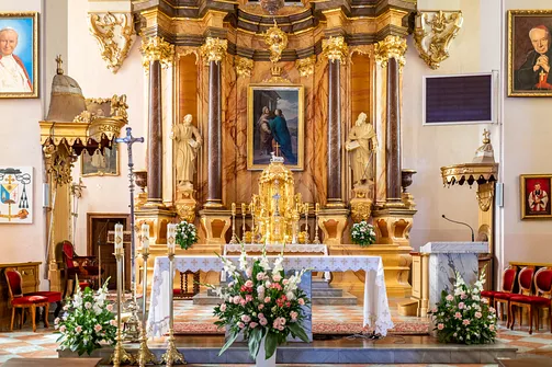 Detale rzeźbiarskie i obrazy sakralne w ołtarzu głównym sejneńskiej bazyliki kolegiackiej.