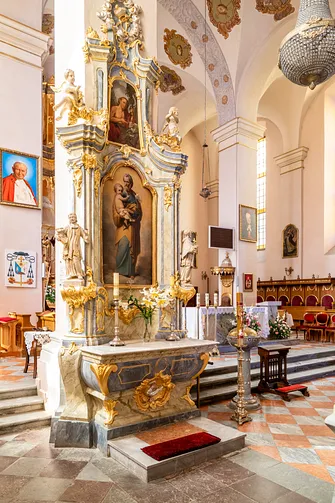 Jeden z bogato dekorowanych, barokowych ołtarzy bocznych we wnętrzu bazyliki w Sejnach.