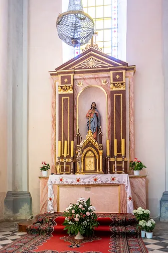 Drewniany ołtarz boczny z figurą Serca Jezusowego w bazylice Nawiedzenia NMP w Sejnach.