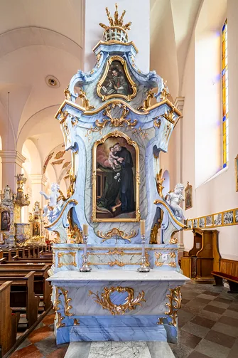 Ołtarz boczny z obrazem św. Antoniego w bazylice w Sejnach.