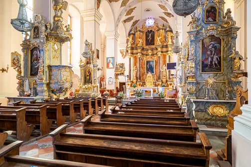 Perspektywa nawy głównej w kierunku prezbiterium z ołtarzem głównym bazyliki w Sejnach.