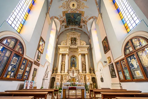 Klasycystyczny ołtarz w kaplicy Matki Bożej Sejneńskiej w bazylice kolegiackiej.