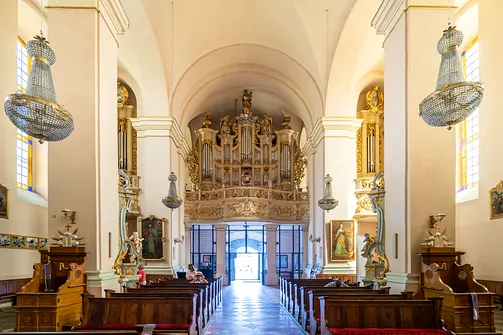 Bogato zdobiony prospekt organowy na chórze muzycznym bazyliki Nawiedzenia NMP w Sejnach.