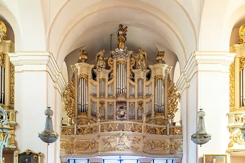 Ozdobny barokowy prospekt organowy w bazylice Nawiedzenia Najświętszej Maryi Panny w Sejnach.
