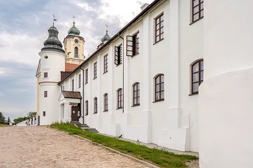 Elewacja boczna dawnego klasztoru dominikańskiego i wieża bazyliki w Sejnach.