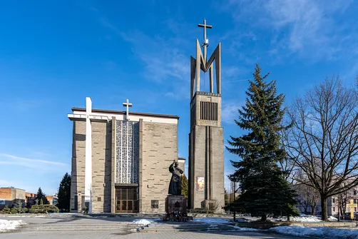 Modernistyczna fasada i wolnostojąca dzwonnica bazyliki Matki Bożej Królowej Polski w Stalowej Woli.