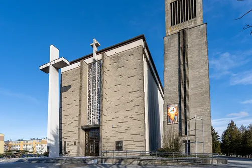 Wieża i boczna elewacja bazyliki konkatedralnej w Stalowej Woli.