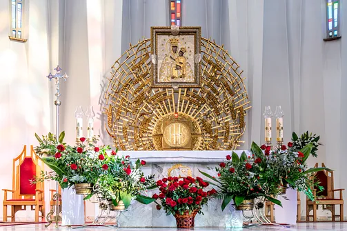 Złocone tabernakulum z obrazem Matki Bożej Pocieszenia - Królowej Rodzin w ołtarzu głównym bazyliki w Stalowej Woli.
