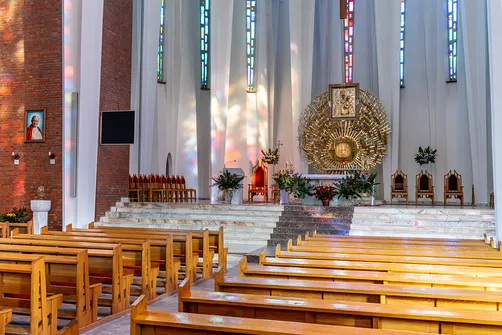 Ołtarz główny z tabernakulum i obrazem Matki Bożej w bazylice konkatedralnej w Stalowej Woli.