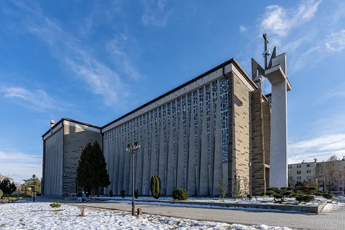 Bryła bazyliki konkatedralnej Matki Bożej Królowej Polski w Stalowej Woli z wolnostojącą wieżą.