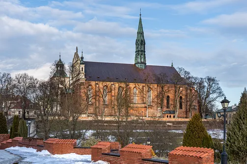 Gotycka bryła bazyliki katedralnej Narodzenia NMP w Sandomierzu – widok od południowego zachodu.