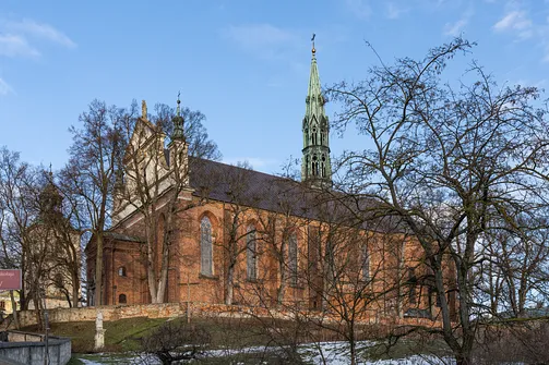 Ceglana bryła kościoła katedralnego z charakterystyczną wieżą sygnaturkową w Sandomierzu.