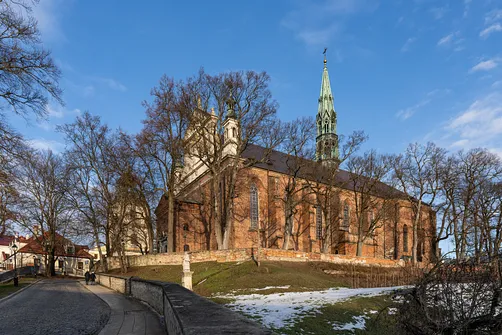 Widok na elewację południową i barokową fasadę bazyliki katedralnej w Sandomierzu.
