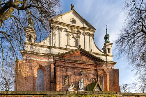 Barokowa fasada zachodnia z przylegającą do niej niższą kruchta wejściową katedry w Sandomierzu.