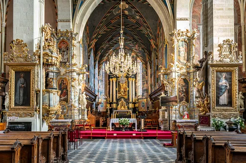 Widok na monumentalne prezbiterium z ołtarzem głównym w bazylice katedralnej w Sandomierzu.